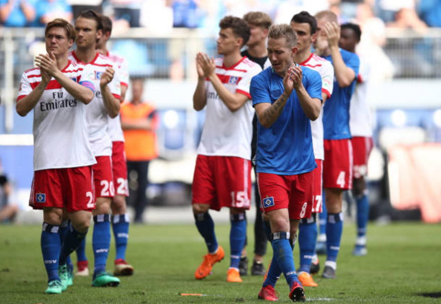  法兰克福主场球迷抗议俱乐部管理层决策引关注  