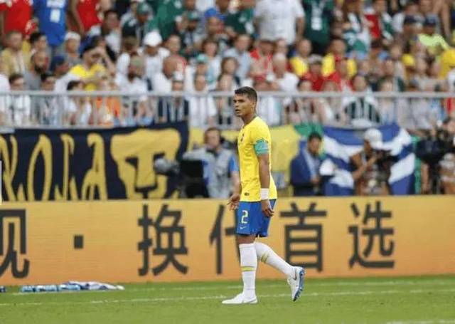  朗斯门将超神发挥，连续扑点助队保级  