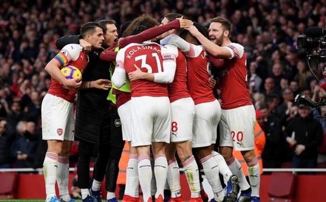  阿森纳三叉戟齐发威，北伦敦德比占先机  